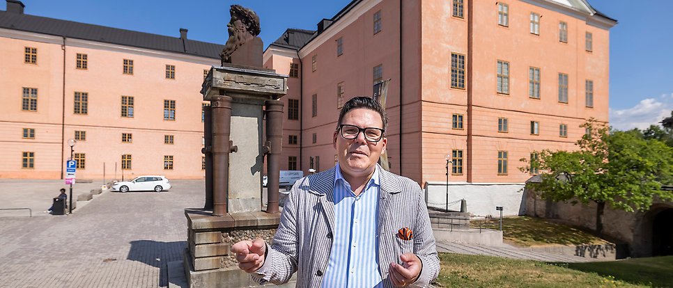 Mikael Alm på Uppsala slotts borggård