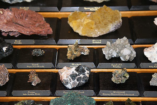 En gammal mineralsamling med kristaller i olika färger