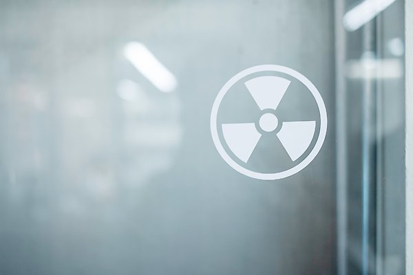 Symbolen för radioaktivitet på en glasskiva.
