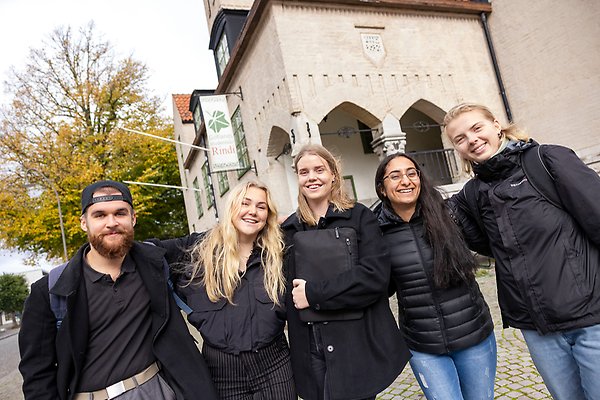 Studenter står utanför kårhuset på Gotland.