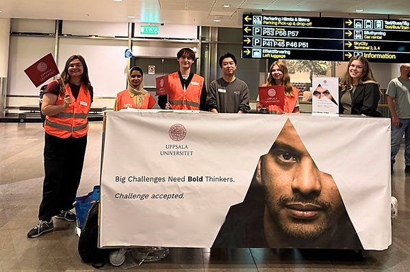 Staff and students at the reception desk at Arlanda airport.