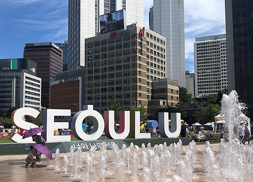 Bild över en stor skylt som stavar "I Seoul U"