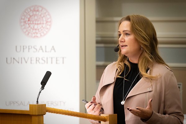Alumnus of the Year 2021 Jenny Larsson holding a lecture in the University Main Building in Uppsala