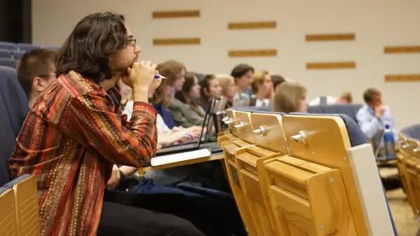 Studenterna följer Ilona Kostikovas föreläsning i föreläsningssalen