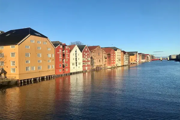 En rad av hus nere vid vattnet i Trondheim.