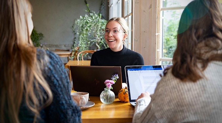 Studenter på café