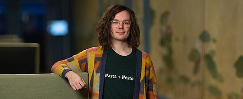 Lukas står med skärm i bakgrunden