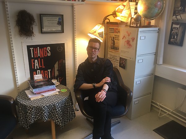 Sverker sitter i en fotölj på sitt kontor. 