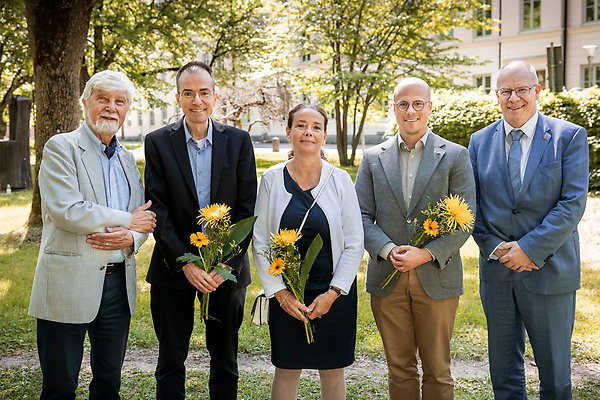Some of the recipients of the 2023 Holmdahl Prize outside Engelska parken. 