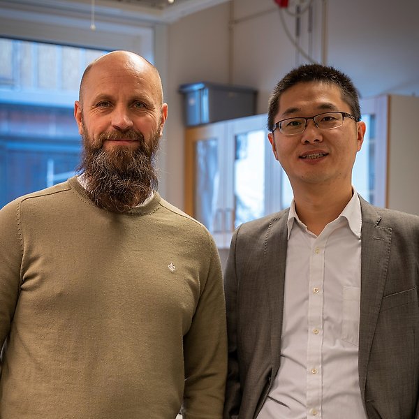 Porträttbild av Håkan Engqvist och Wei Xia, forskare och uppfinnare inom materialvetenskap