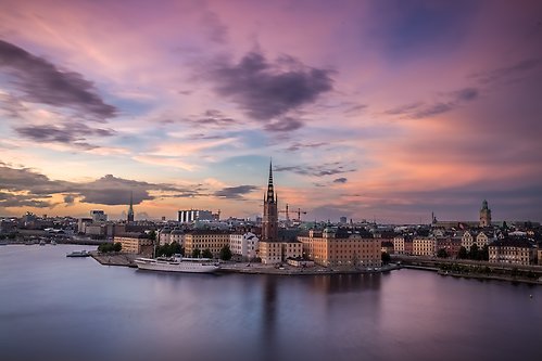 Stockholms siluett i en rosa solnedgång