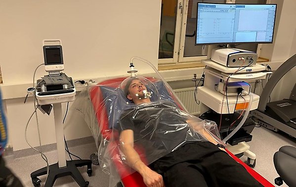Person som ligger ner i en indirekt respiratorisk kalorimetri