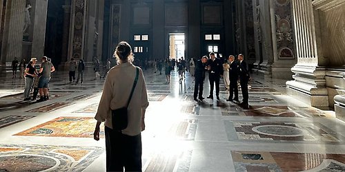 En student som står i en kyrka i Rom.