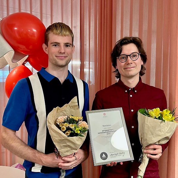 Casimir Misiewicz och Robin
Lundström med blommor och diplom