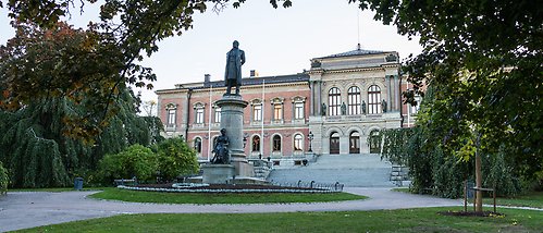 Universitetshuset och Geijerstatyn. Sommarbild.