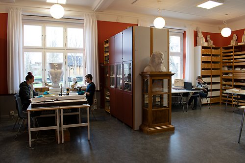 Studenter studerar i ett rött rum