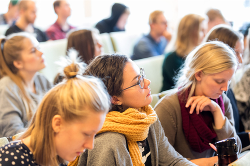 Studenter i föreläsningssal som lyssnar koncentrerat. Foto: Mikael Wallerstedt.