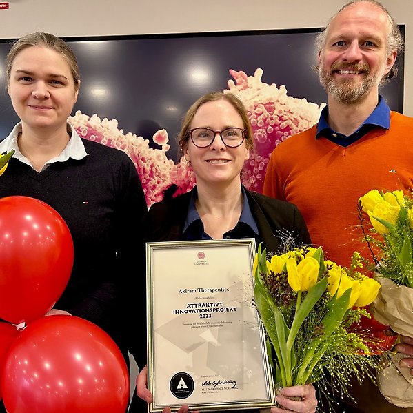 Gruppbild med Anja Mortensen, Marika Nestor och Fredrik Frejd med ballonger, diplom och blommor