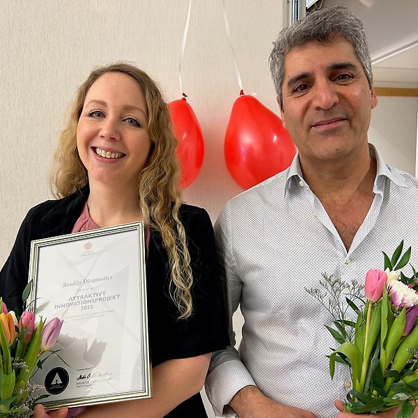 Liza Löf och Masood
Kamali-Moghaddam med diplom och blommor