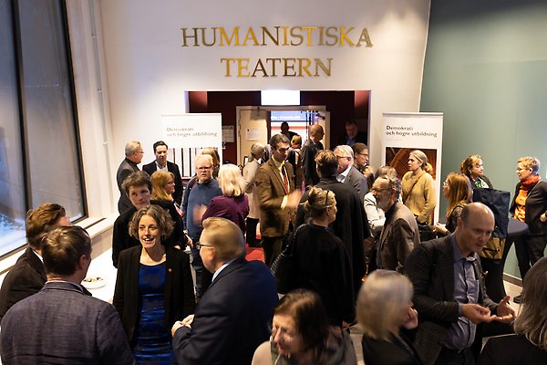 Lots of people outside Humanistiska teatern when the research programme was inaugurated. 