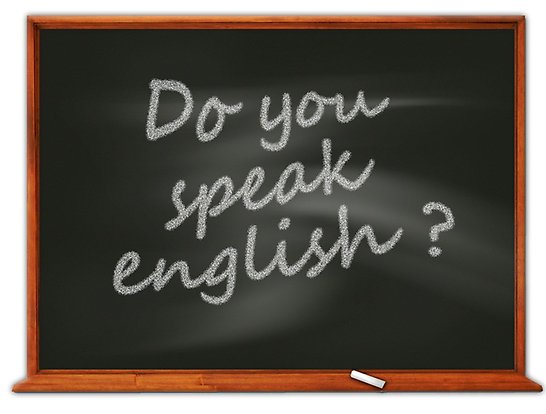 Bilden föreställer en svart tavla med texten Do you speak english? skrivet med krita