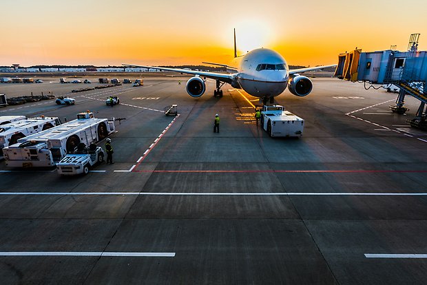 Grått flygplan står parkerat