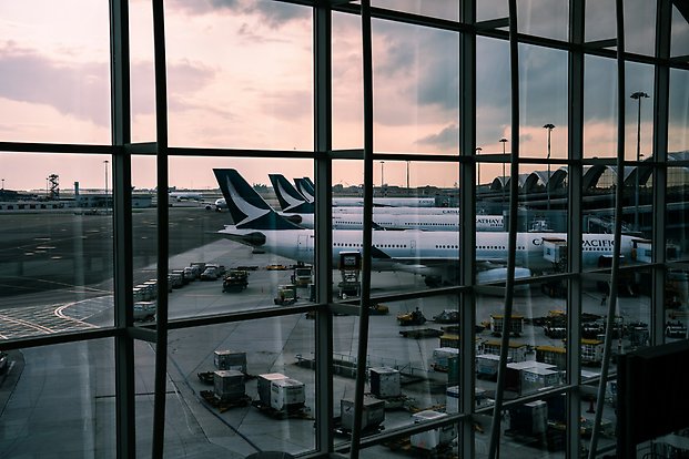 Flygplan på led på flygplats