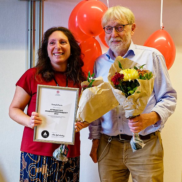 Nina Schiller och Ulf Landegren med diplom och blommor