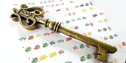 En nyckel på ett papper med kryptiska tecken.