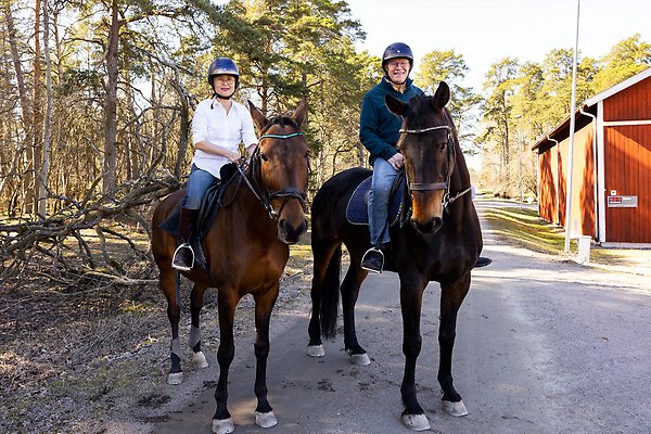 Coco Norén and Anders Hagfeldt sitting on horses.