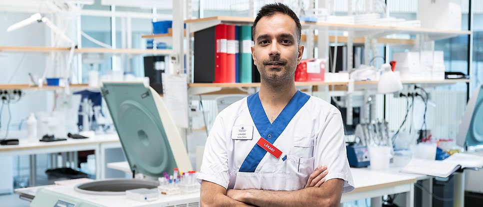 Gorav Batra i läkarkläder står i ett labb.