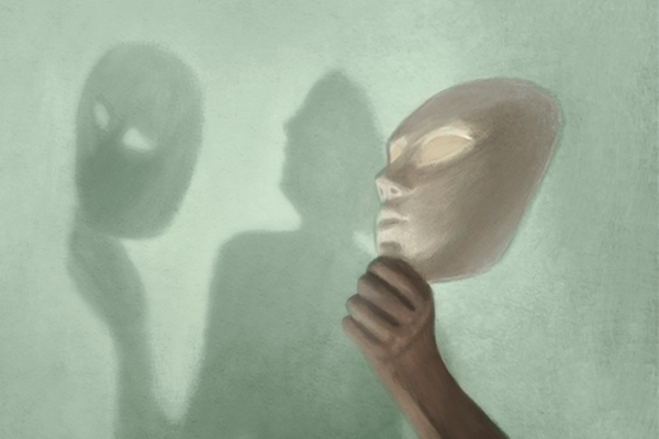 Hand som håller upp en teatermask, siluett av masken och människan på grön bakgrund.