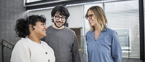 Metztli
Hernández García, Matias Menalled och Susann Baez Ullberg står och pratar med varandra i glasentrén på Engelska parken.