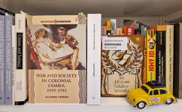 Bild på böckerna War and Society in colonial Zambia 1939-1953 och An African Soldier Speaks