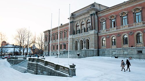 Universitetshusets framsida en snöig dag med slottet i bakgrunden