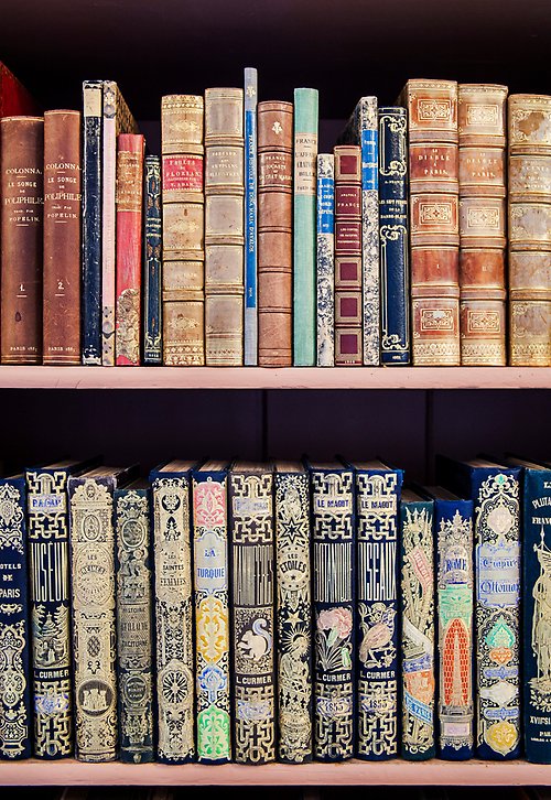 Böcker på bokhylla