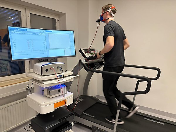 Person som springer på löpband uppkopplad till testmaskin