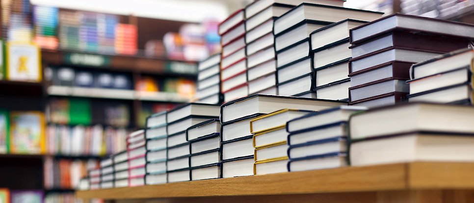 böcker ligger på ett bord i en bokhandel