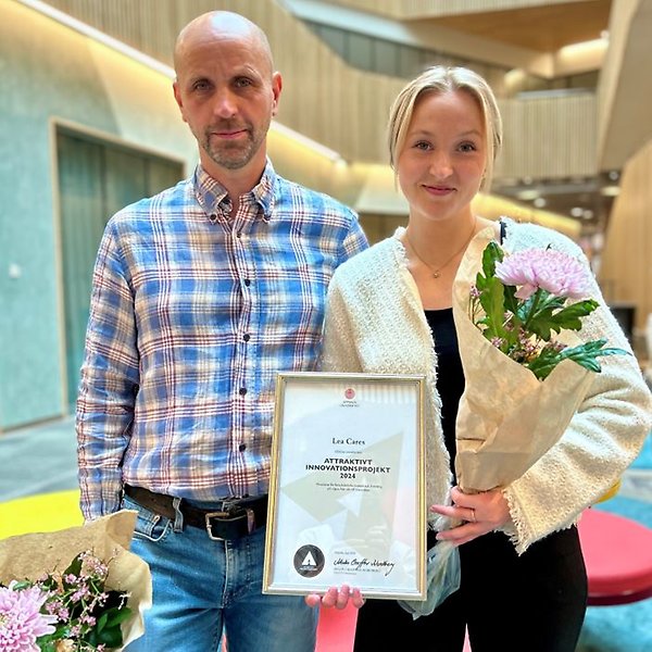 Håkan Engqvist och Viktoria Engqvist med blommor och diplom