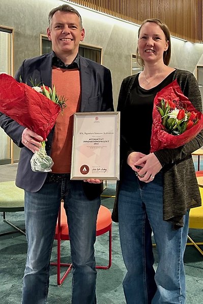 Tobias Sjöblom och Chatarina Larsson håller i diplom och blommor.