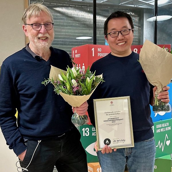 Ulf Landegren och Bo Xu med diplom och blommor.