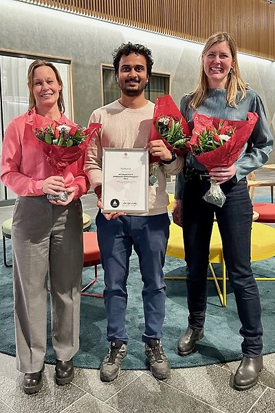 Ida-Maria Sintorn, Ankit Gupta, och Carolina Wählbymed blommor och diplom.