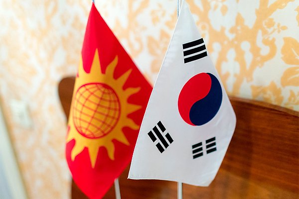 An Uppsala University flag and a South Korean flag next to each other.