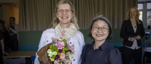 Pedagogiska pristagaren inom området medicin och farmaci, Camilla Ekwall, mottog blommor och gratulationer av prorektor Coco Norén