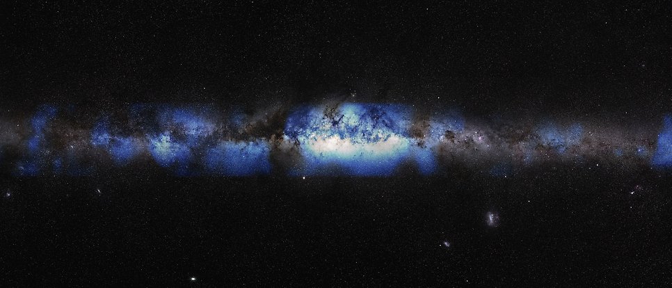En bild som visar Vintergatan avbildad efter där man lokaliserat neutriner. Ser ut som en rymdbild med ett blått lysande stråk i mitten. 