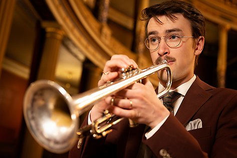 Erik Tengholm i närbild spelandes trumpet