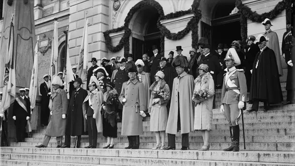 King Gustav V and his entourage on the steps of the University Main Building during Uppsala University’s 450th anniversary celebrations.