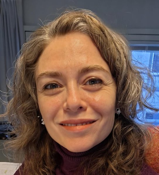 Portrait of Johana Kunin, smiling into the camera