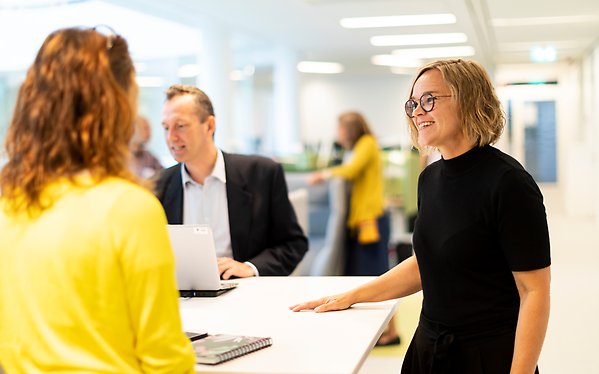 Personer som har ett arbetsmöte i Segerstedthuset