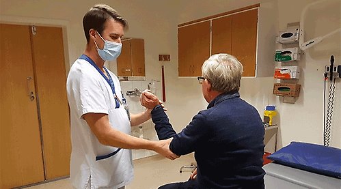 Läkare undersöker patient